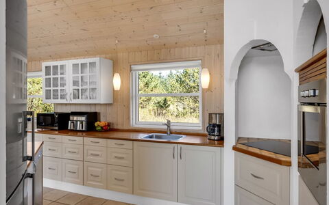 Isbiorn - 800M from the Sea: Keuken, Flooring, Interieur Ontwerp, Hout, Countertop, Toestel Van De Keuken, Cabinetry, Meubilair, Plafond, Verdieping