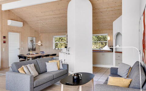 Isbiorn - 800M from the Sea: Hout, Meubilair, Interieur Ontwerp, Bankstel, Woonkamer, Flooring, Plafond, Kamer, Verdieping, Huis