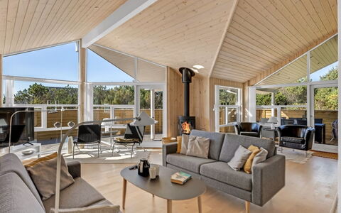 Isbiorn - 800M from the Sea: Hout, Interieur Ontwerp, Plafond, Flooring, Woonkamer, Bankstel, Verdieping, Huis, Meubilair