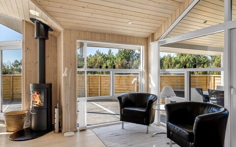 Isbiorn - 800M from the Sea: Flooring, Hout, Verdieping, Plafond, Interieur Ontwerp, Houten Vloer, Huis, Deur, Veranda, Hardwood