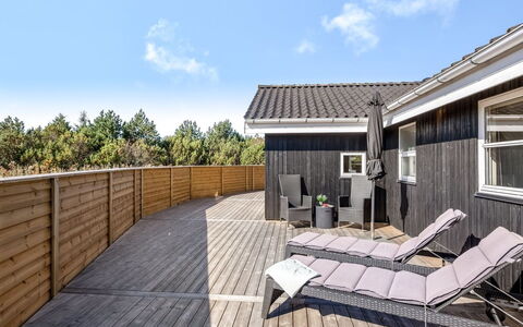 Isbiorn - 800M from the Sea: Hout, Houten Vloer, Hardwood, Plank, Dek, Huis, Samengesteld Materiaal, Beits, Veranda, Schaduw