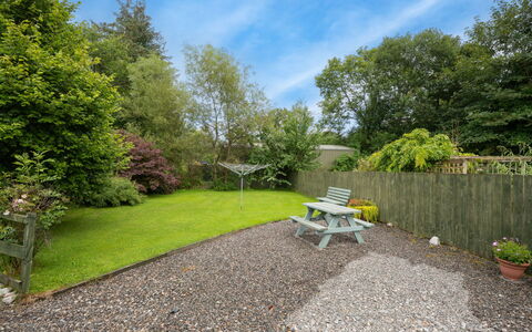 Iola Annex: Gras, Struik, Tuin, Groundcover, Gazon, Landscaping, Backyard, Werf, Gang