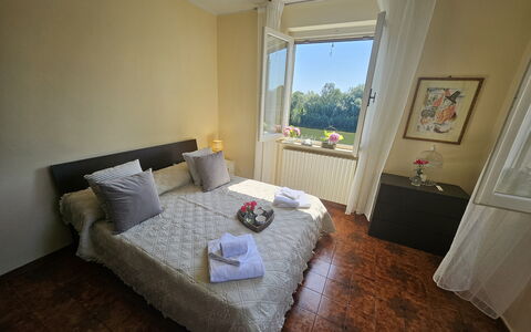 Alla Terrazza sul Fiume: Bed, Meubilair, Slaapkamer, Hout, Flooring, Verdieping, Interieur Ontwerp, Laken, Bedding, Linens