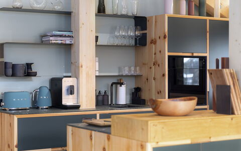 03 Nth029 Premium Chalet mit Sauna und Hot Tub: Meubilair, Keuken, Hout, Interieur Ontwerp, Stellingen, Flooring, Toestel Van De Keuken, Cabinetry, Countertop, Plank