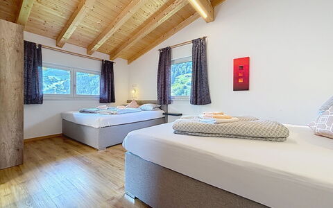 Alpenblick: Huis, Plafond, Bed, Slaapkamer, Beits, Hardwood, Bed Frame, Bedding, Hotel, Laken