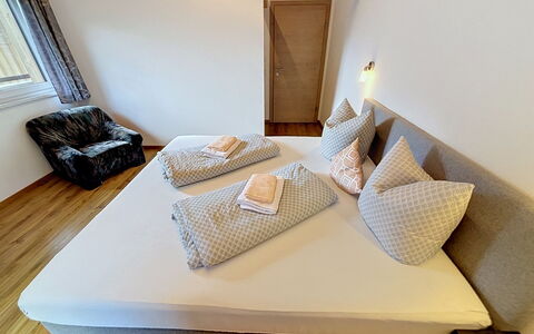 Alpenblick: Slaapkamer, Bed, Hout, Laken, Meubilair, Bedding, Interieur Ontwerp, Flooring, Verdieping, Linens