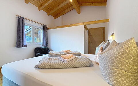 Alpenblick: Hout, Plafond, Interieur Ontwerp, Verdieping, Kamer, Slaapkamer, Beits, Bed, Bedding, Hardwood