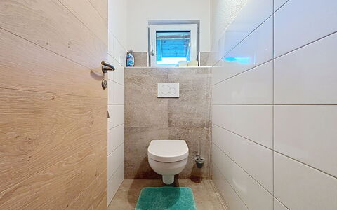 Alpenblick: Flooring, Verdieping, Toilet, Wc Bril, Badkamer, Loodgieterswerkinrichting, Interieur Ontwerp, Tegel, Loodgieter