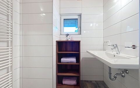 Alpenblick: Flooring, Verdieping, Hout, Interieur Ontwerp, Badkamer, Loodgieterswerkinrichting, Kamer, Verlichting, Wastafel In De Badkamer, Kraan
