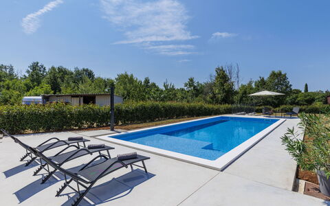 Eroa: Zwembad, Buitenmeubels, Toevlucht, Samengesteld Materiaal, Tuin, Schaduw, Eco Hotel, Landscaping, Ligstoel, Stoel