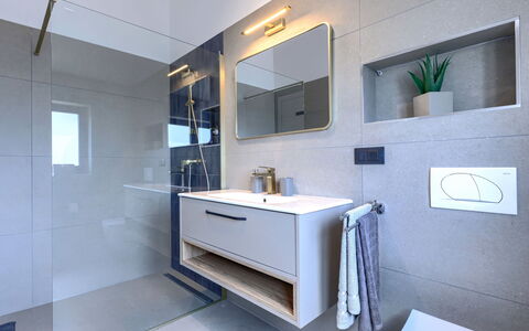 Eroa: Interieur Ontwerp, Flooring, Loodgieterswerkinrichting, Badkamerkast, Verdieping, Spiegel, Badkamer, Kraan, Huis, Wastafel