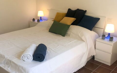 Villa Ulivi: Bed, Slaapkamer, Bedding, Laken, Meubilair, Verdieping, Hout, Flooring, Linens, Interieur Ontwerp