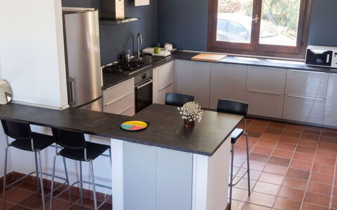 Villa Ulivi: Flooring, Meubilair, Interieur Ontwerp, Keuken, Countertop, Verdieping, Hout, Toestel Van De Keuken, Cabinetry, Verlichting