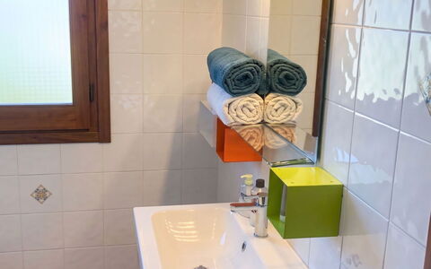 Villa Ulivi: Flooring, Badkamer, Interieur Ontwerp, Loodgieterswerkinrichting, Wastafel In De Badkamer, Verdieping, Wastafel, Kraan, Loodgieter, Kamer