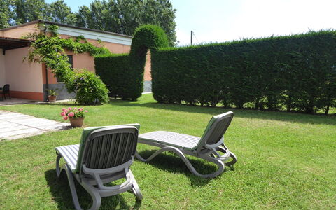 Ca' Rustica: Gras, Struik, Tuin, Buitenmeubels, Gazon, Meubilair, Groundcover, Schaduw