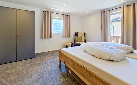 Alpenchalet Gundolf: Meubilair, Bed, Interieur Ontwerp, Slaapkamer, Flooring, Verdieping, Hout, Plafond, Laken, Kamer
