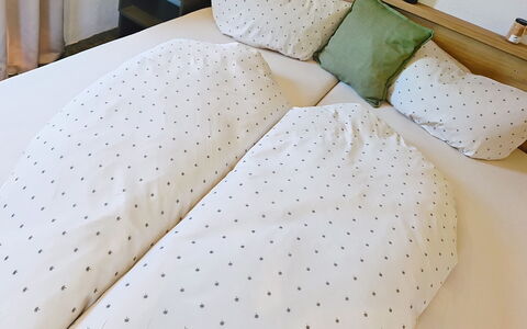 Alpenchalet Gundolf: Slaapkamer, Bed, Bedding, Laken, Linens, Meubilair, Textiel, Kussen Gooien, Kussen, Hoofdkussen