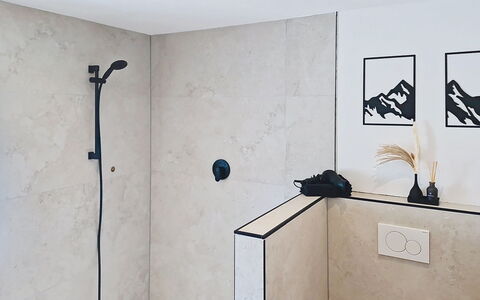 Alpenchalet Gundolf: Muur, Loodgieterswerkinrichting, Flooring, Verdieping, Badkamer, Loodgieter, Tegel, Douchekop, Kraan, Douchepaneel