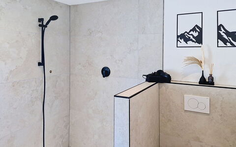 Alpenchalet Gundolf: Muur, Flooring, Loodgieterswerkinrichting, Verdieping, Loodgieter, Badkamer, Tegel, Samengesteld Materiaal, Kraan, Douchekop
