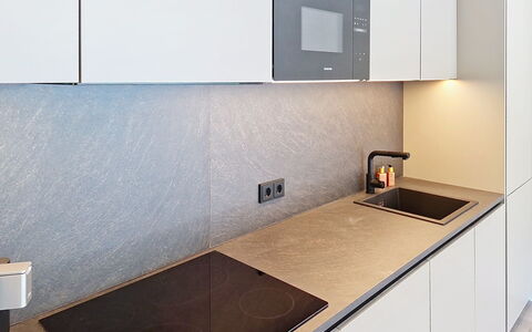 Alpenchalet Gundolf: Keuken, Countertop, Flooring, Hout, Toestel Van De Keuken, Interieur Ontwerp, Verdieping, Cabinetry, Major Appliance, Huishoudapparatuur