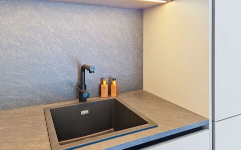 Alpenchalet Gundolf: Countertop, Keuken, Flooring, Loodgieterswerkinrichting, Cabinetry, Kraan, Gootsteen, Wastafel, Huishoudapparatuur, Toestel Van De Keuken
