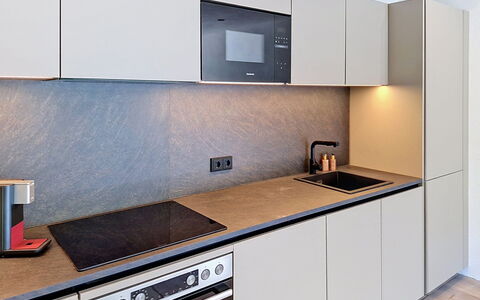 Alpenchalet Gundolf: Keuken, Countertop, Flooring, Toestel Van De Keuken, Interieur Ontwerp, Hout, Cabinetry, Huishoudapparatuur, Major Appliance, Verdieping