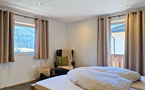 Alpenchalet Gundolf: Bed, Meubilair, Interieur Ontwerp, Slaapkamer, Bedding, Laken, Hout, Verdieping, Plafond, Flooring
