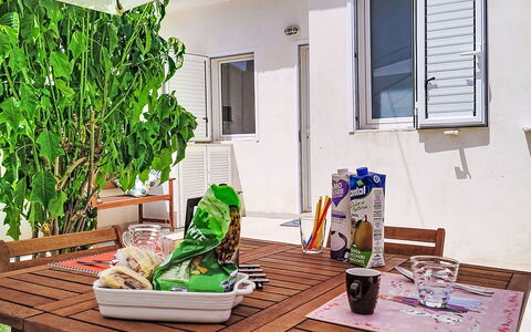 Dina Home: Meubilair, Interieur Ontwerp, Stoel, Flooring, Tafel, Toevlucht, Verdieping, Plafond, Kamer, Eco Hotel