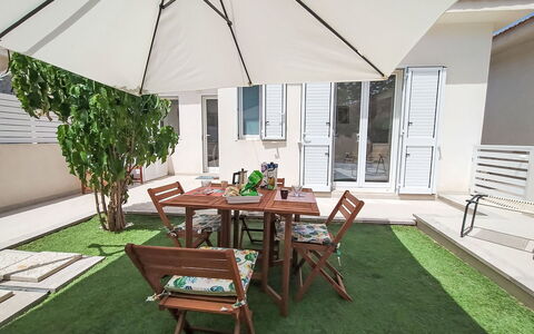 Dina Home: Meubilair, Interieur Ontwerp, Stoel, Flooring, Tafel, Toevlucht, Verdieping, Plafond, Kamer, Eco Hotel
