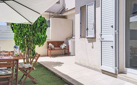Dina Home: Meubilair, Interieur Ontwerp, Stoel, Flooring, Tafel, Toevlucht, Verdieping, Plafond, Kamer, Eco Hotel