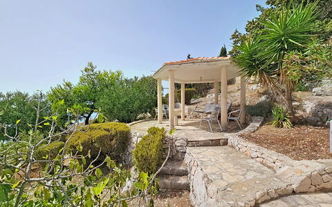 Marina Sevid 106: Struik, Tuin, Landscaping, Schaduw, Outdoor Structuur, Trap, Flagstone, Gang, Botanische Tuin, Backyard