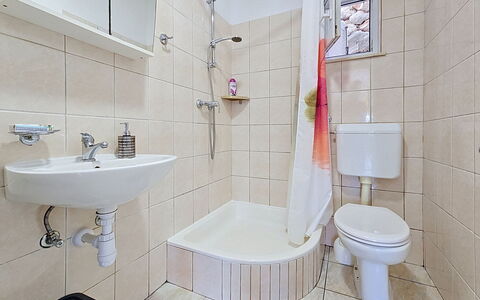 Marina Sevid 106: Badkamer, Loodgieterswerkinrichting, Toilet, Wc Bril, Flooring, Verdieping, Interieur Ontwerp, Wastafel In De Badkamer, Wastafel, Loodgieter