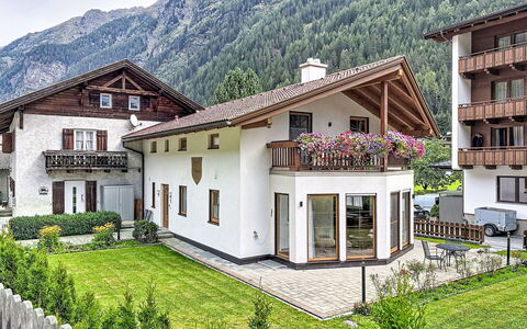 Chalet Jana: Zwembad, Boerderij, Landgoed, Villa, Toevlucht, Hacienda, Eco Hotel, Backyard