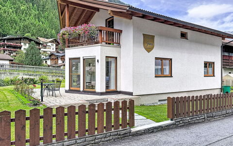 Chalet Jana: Zwembad, Boerderij, Landgoed, Villa, Toevlucht, Hacienda, Eco Hotel, Backyard