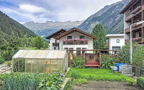 Chalet Jana: Zwembad, Boerderij, Landgoed, Villa, Toevlucht, Hacienda, Eco Hotel, Backyard