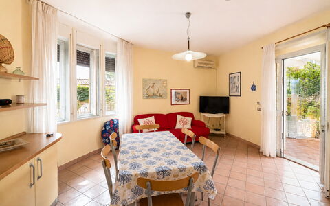 Villa Sandra: Flooring, Verdieping, Huis, Deur, Appartement, Stoel, Kamerplant, Keuken En Eettafel, Balkon