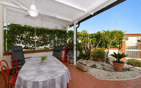 Villa Sandra: Meubilair, Bloempot, Huis, Schaduw, Stoel, Kamerplant, Buitenmeubels, Tuin, Outdoor Structuur
