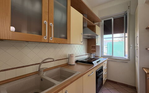 Villa Sandra: Keuken, Countertop, Toestel Van De Keuken, Major Appliance, Gootsteen, Cabinetry, Hout, Flooring, Interieur Ontwerp, Loodgieterswerkinrichting