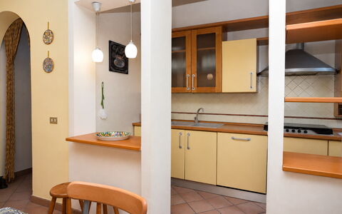 Villa Sandra: Hout, Interieur Ontwerp, Flooring, Countertop, Meubilair, Verdieping, Keuken, Verlichting, Kamer, Toestel Van De Keuken