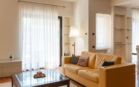 Lory House: Meubilair, Interieur Ontwerp, Flooring, Verdieping, Bankstel, Muur, Woonkamer, Hout, Kamer, Plafond