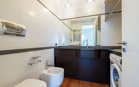 Lory House: Flooring, Interieur Ontwerp, Verdieping, Loodgieterswerkinrichting, Plafond, Kraan, Loodgieter, Wastafel, Countertop, Badkamer
