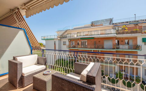 Lory House: Balkon, Stedelijk Ontwerp, Appartement, Leuning, Baluster, Hek, Dek, Kamerplant