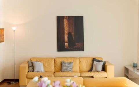 Lory House: Meubilair, Muur, Interieur Ontwerp, Bankstel, Hout, Geel, Flooring, Woonkamer, Verdieping, Kamer