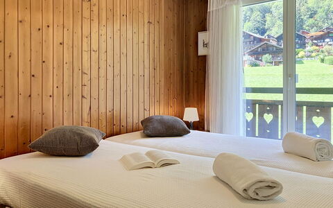 Grand-Pré B: Hout, Interieur Ontwerp, Bed, Slaapkamer, Meubilair, Flooring, Laken, Verdieping, Plafond, Bedding