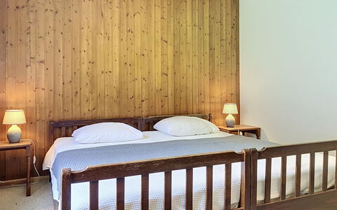 Grand-Pré B: Bed, Meubilair, Slaapkamer, Interieur Ontwerp, Bedding, Flooring, Muur, Verdieping, Laken, Hout