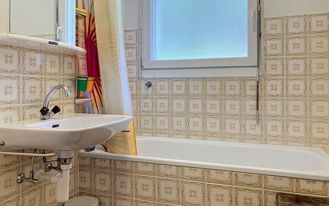 Grand-Pré B: Muur, Flooring, Verdieping, Badkamer, Loodgieterswerkinrichting, Interieur Ontwerp, Loodgieter, Tegel, Kamer, Kraan