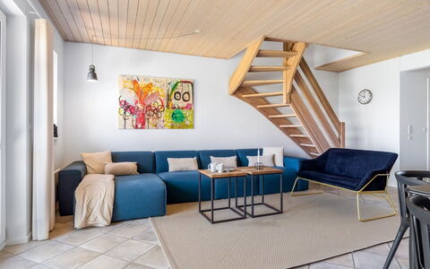 Alli - 100M from the Sea: Meubilair, Interieur Ontwerp, Verdieping, Flooring, Bankstel, Muur, Houten Vloer, Woonkamer, Hout, Kamer