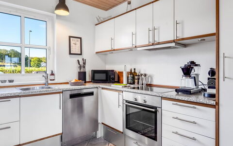 Alli - 100M from the Sea: Keuken, Countertop, Cabinetry, Toestel Van De Keuken, Flooring, Interieur Ontwerp, Meubilair, Major Appliance, Loodgieterswerkinrichting, Huishoudapparatuur