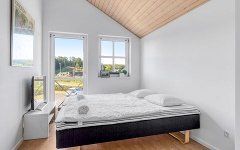 Alli - 100M from the Sea: Hout, Slaapkamer, Flooring, Verdieping, Bed, Interieur Ontwerp, Bed Frame, Houten Vloer, Bedding, Kamer