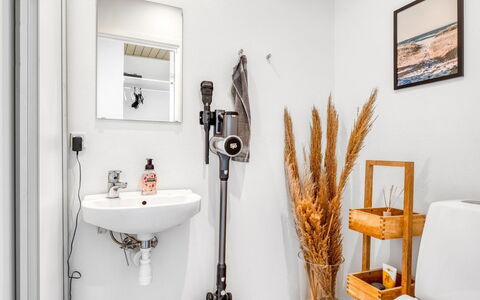 Alli - 100M from the Sea: Wc Bril, Loodgieterswerkinrichting, Muur, Badkamer, Toilet, Interieur Ontwerp, Flooring, Verdieping, Wastafel, Loodgieter